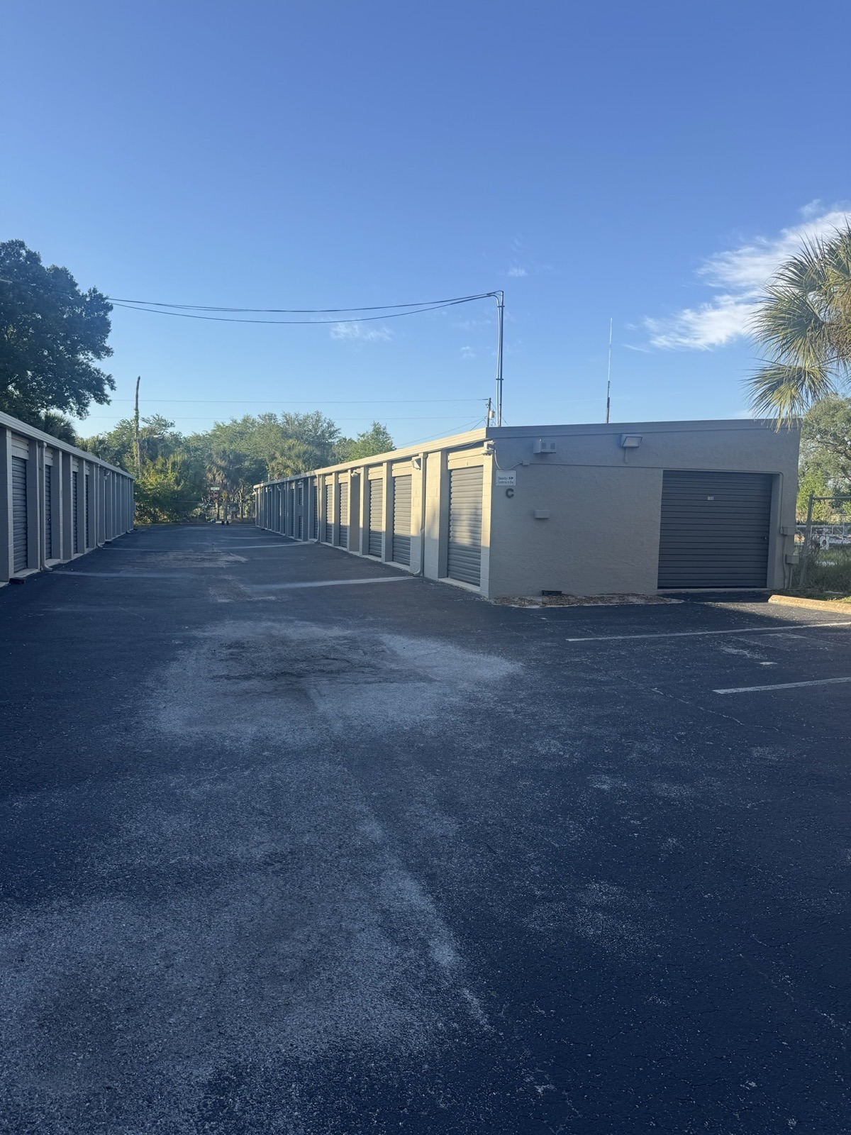 Wide drive aisle between storage units